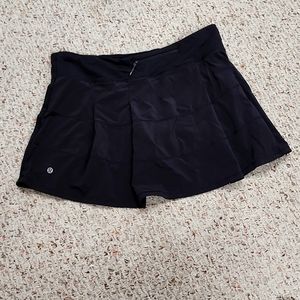 Lululemon tall skirt size 10 (black)